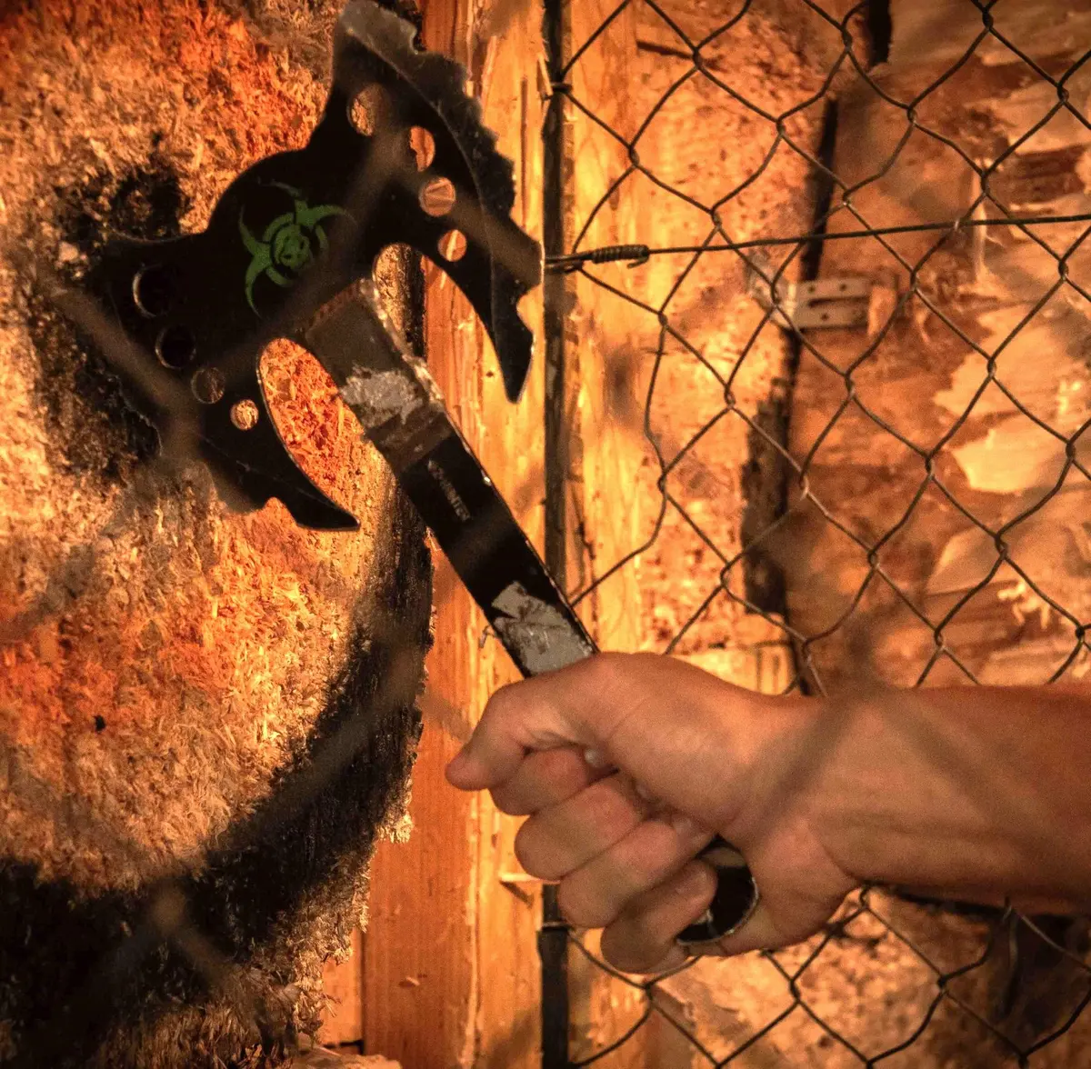 Karnage Club -  Rage room, Lancer de haches & Karaoké Box