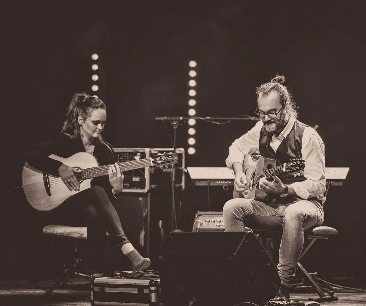 Deux guitares en feu