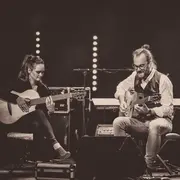 Deux guitares en feu