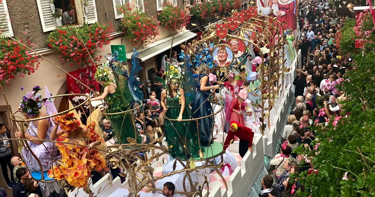 Le cortège avec ses chars attire la foule des grands jours à Ribeauvillé