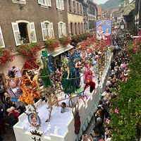 Le cortège avec ses chars attire la foule des grands jours à Ribeauvillé &copy; Anastasia Lohr