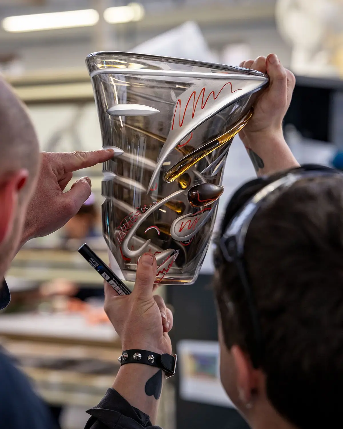 Rencontre avec l'artiste, la commissaire et un artisan verrier