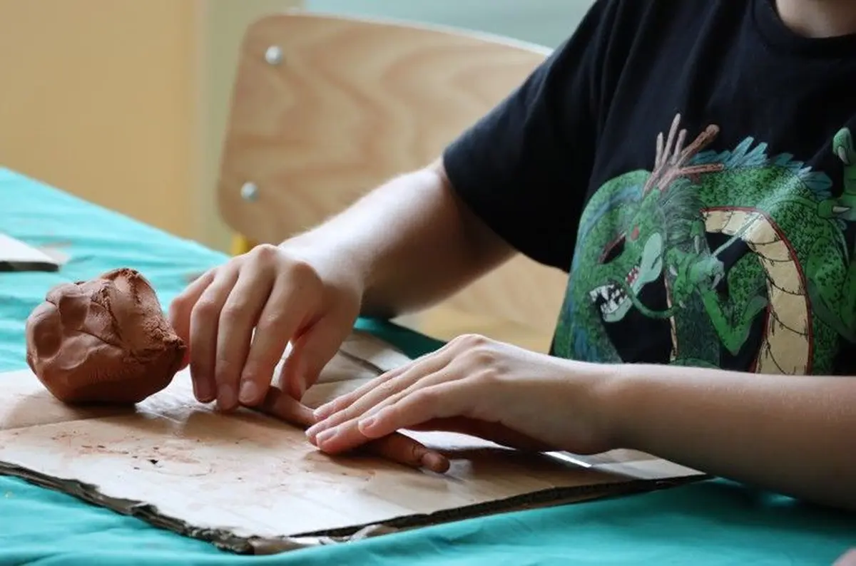 Atelier de création d'un pot préhistorique