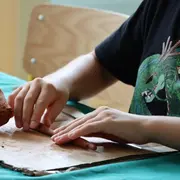 Atelier de création d'un pot préhistorique