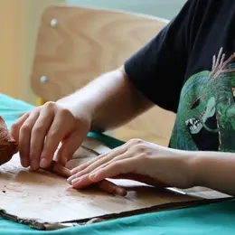 Atelier de création d'un pot préhistorique