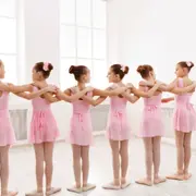 Nos élèves de danse classique en représentation 