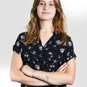 Célia Pelluet, en rodage à Paris avec Les particules hésitent aussi