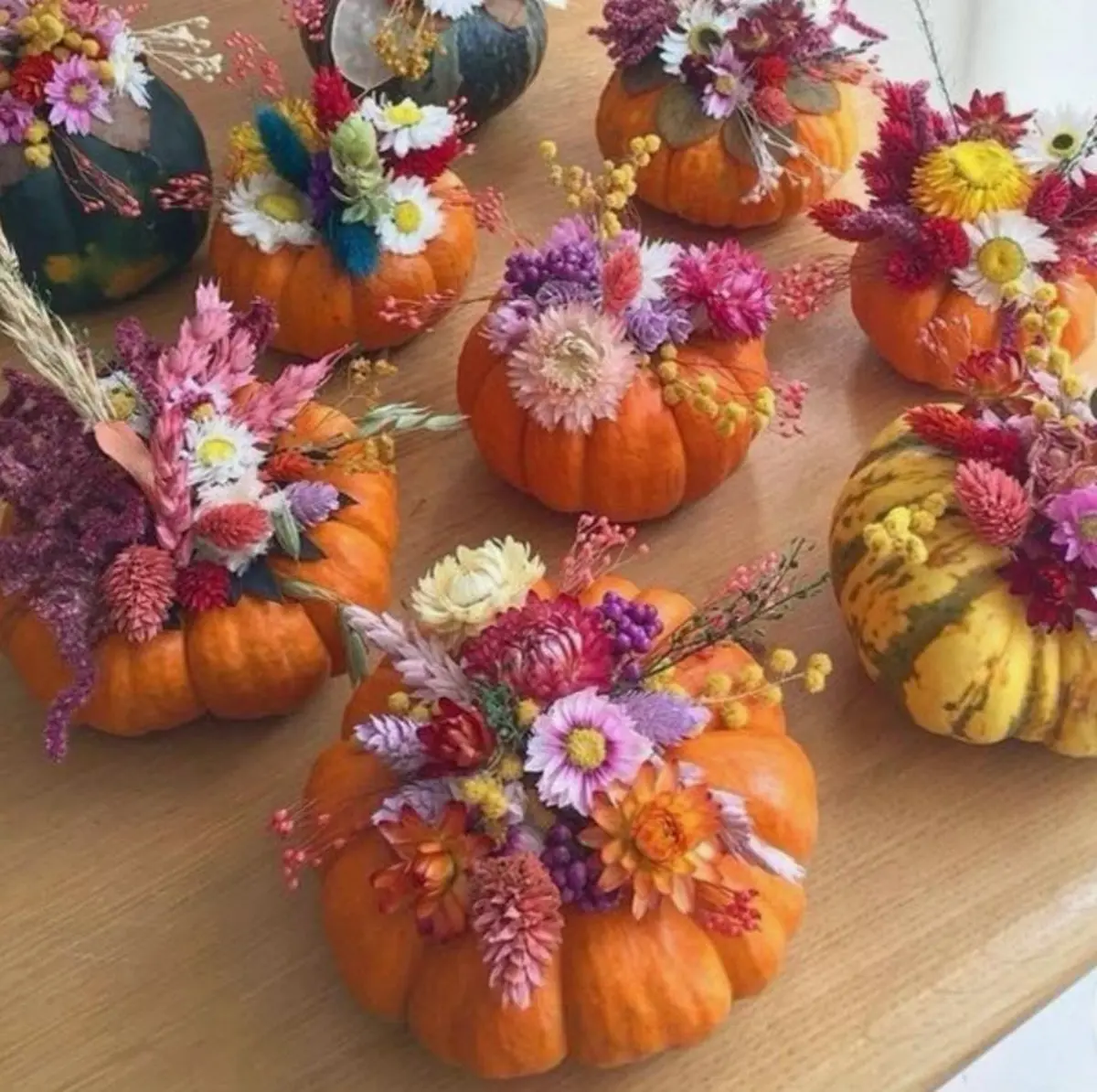 La récolte fleurie, courge décorée de fleurs séchées 