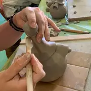 Atelier poterie : Façonne ton super-héros
