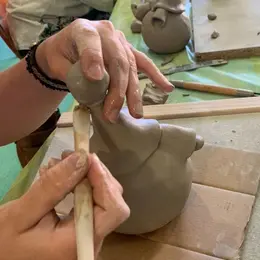 Atelier poterie : Façonne ton super-héros
