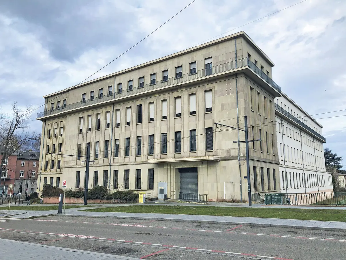 La façade ouest et sud du bâtiment en 2025 