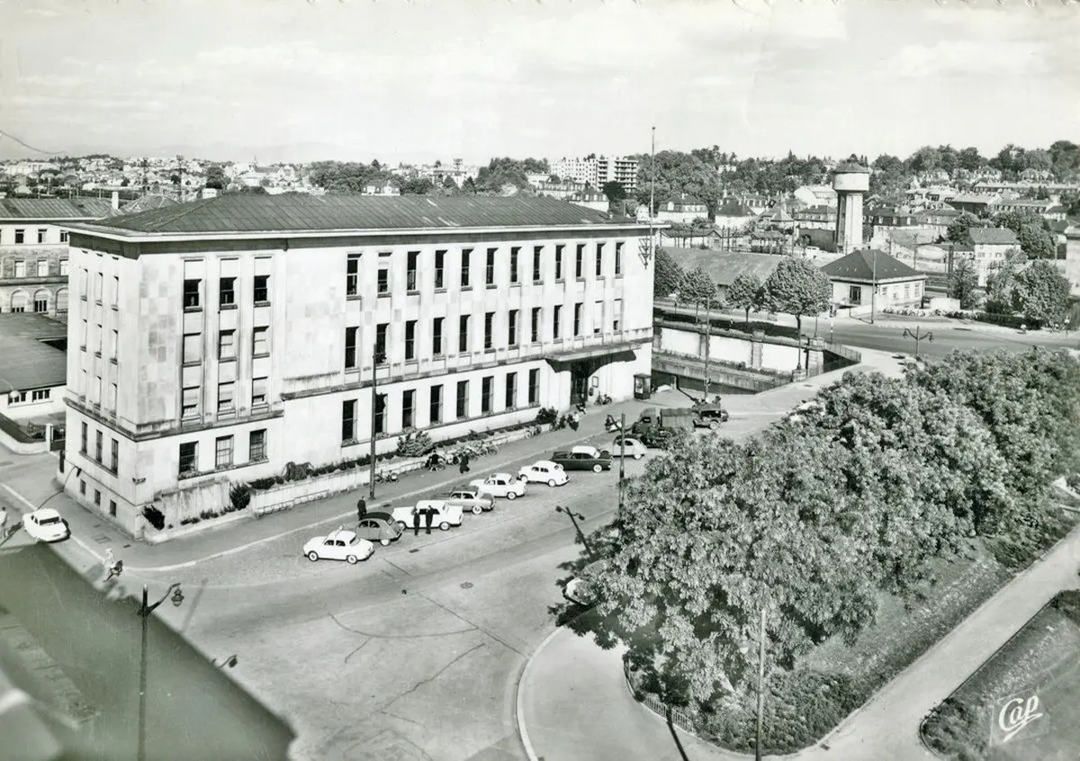 La moderniste nouvelle poste, reconstruite après-guerre