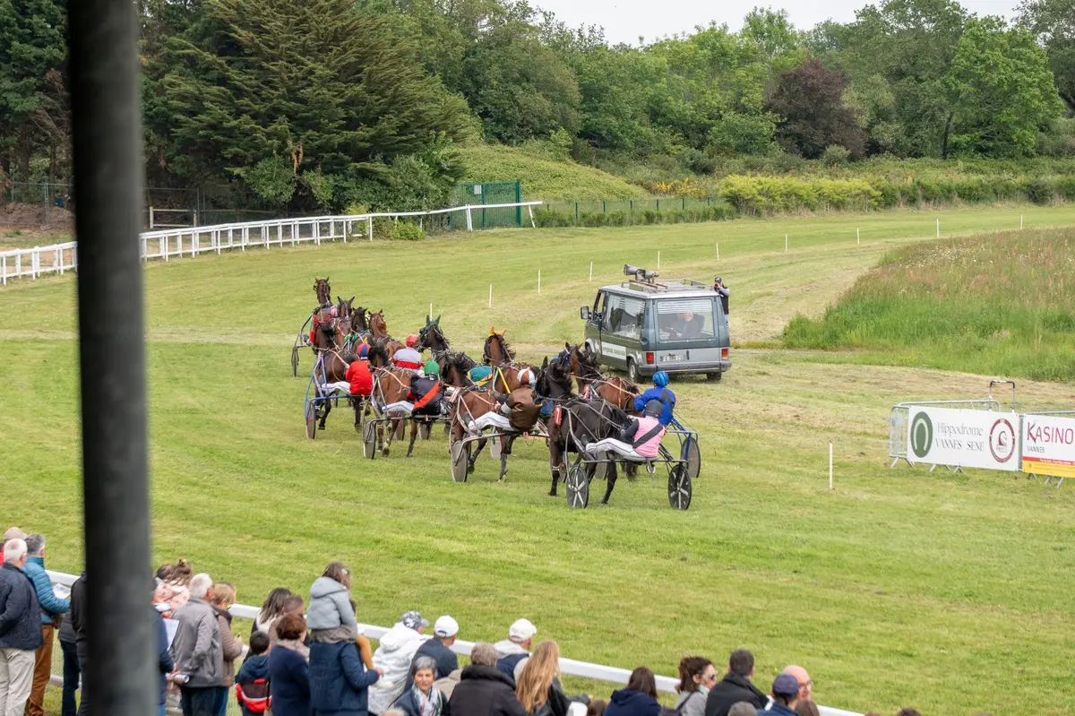 R&eacute;union de courses hippiques Hippodrome Vannes S&eacute;n&eacute;