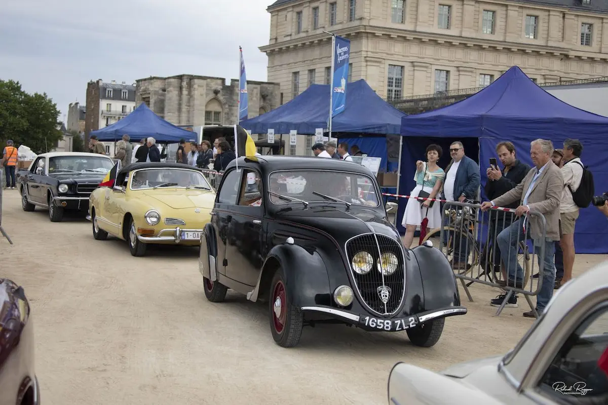 19e Travers&eacute;e de Paris estivale en v&eacute;hicules d'&eacute;poque