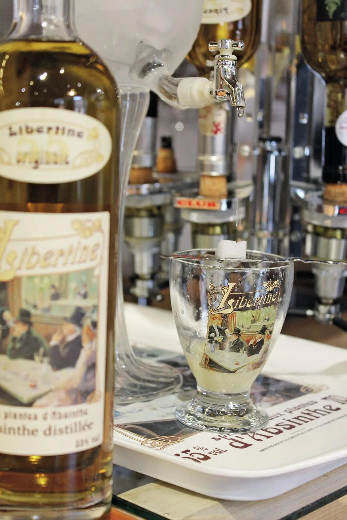 L'eau fraîche coule sur le sucre, puis dans l'absinthe