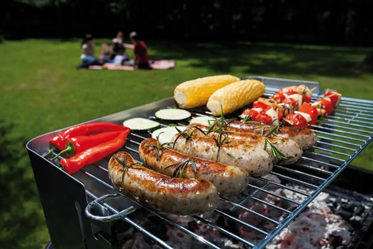 Il allume le barbecue... quoi qu'il arrive