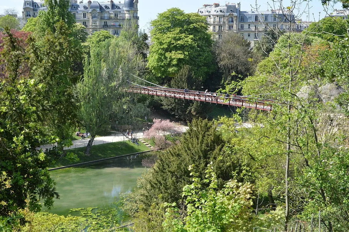 Se balader dans le parc des Buttes-Chaumont