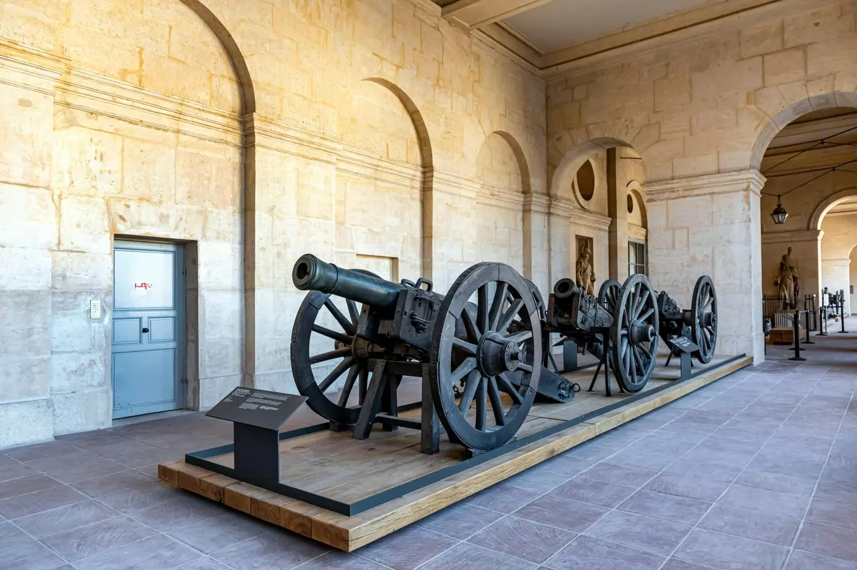 Musée de l'Armée  : canons dans la galerie supérieure