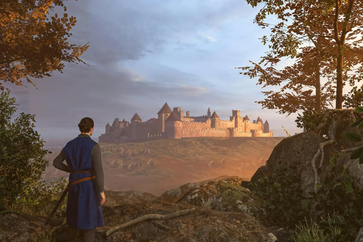 Une personne en tenue médiévale se tient sur un terrain rocheux, surplombant un grand château au loin, sous un ciel nuageux.