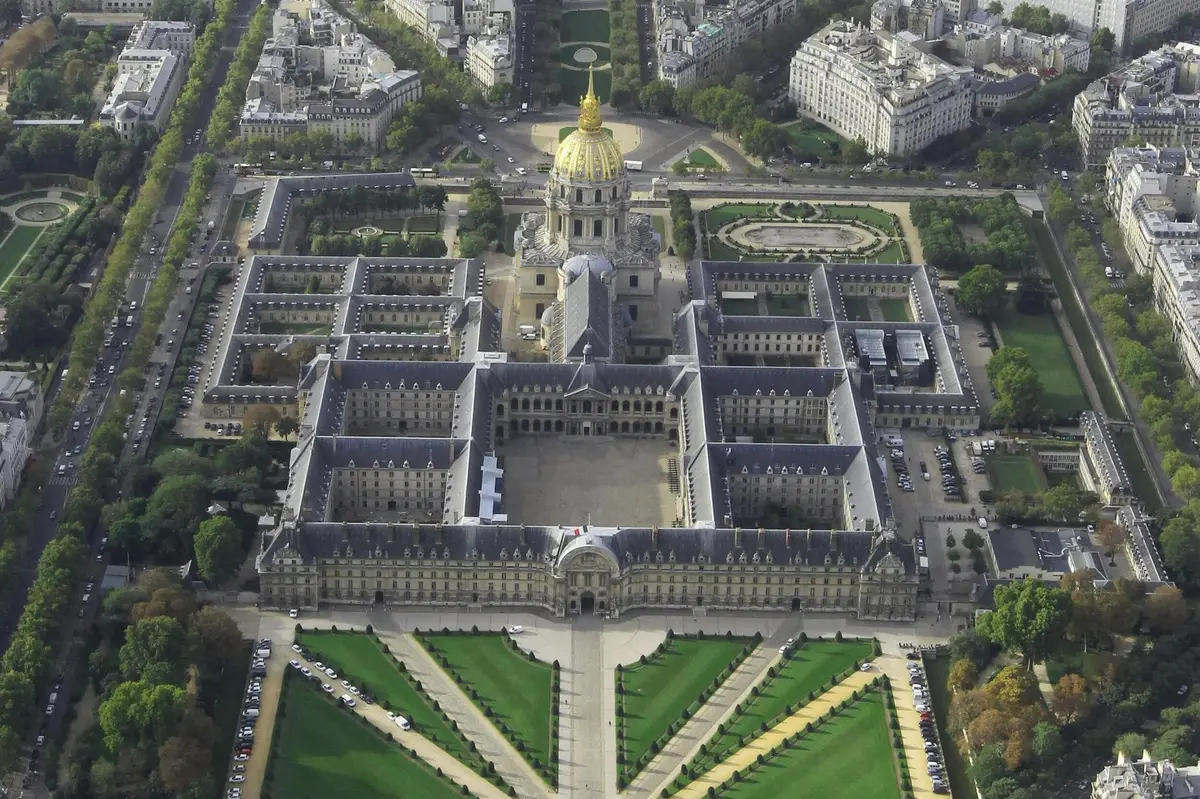Domaine de l'Hôtel national des Invalides vu des airs