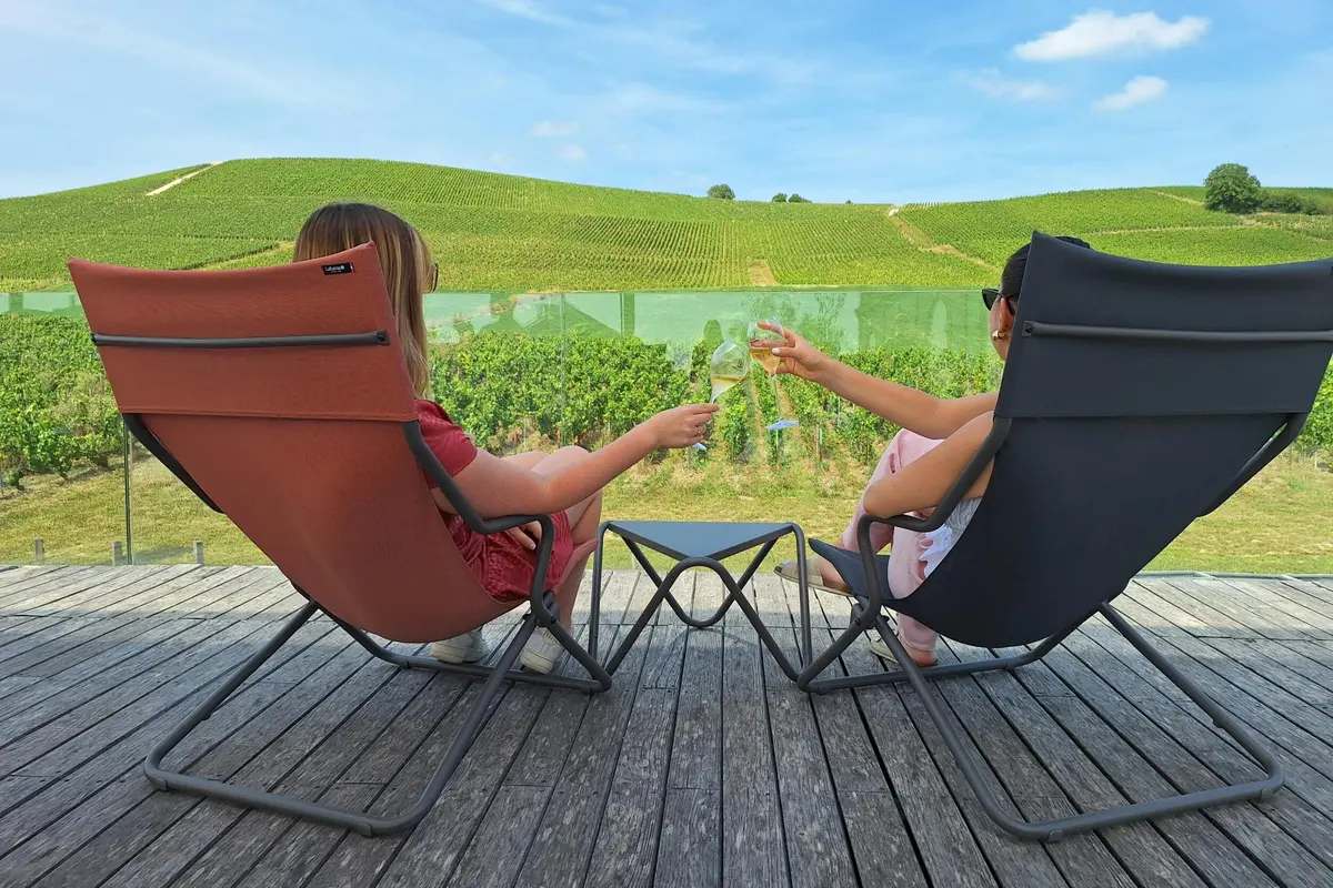 Champagne bar on free access