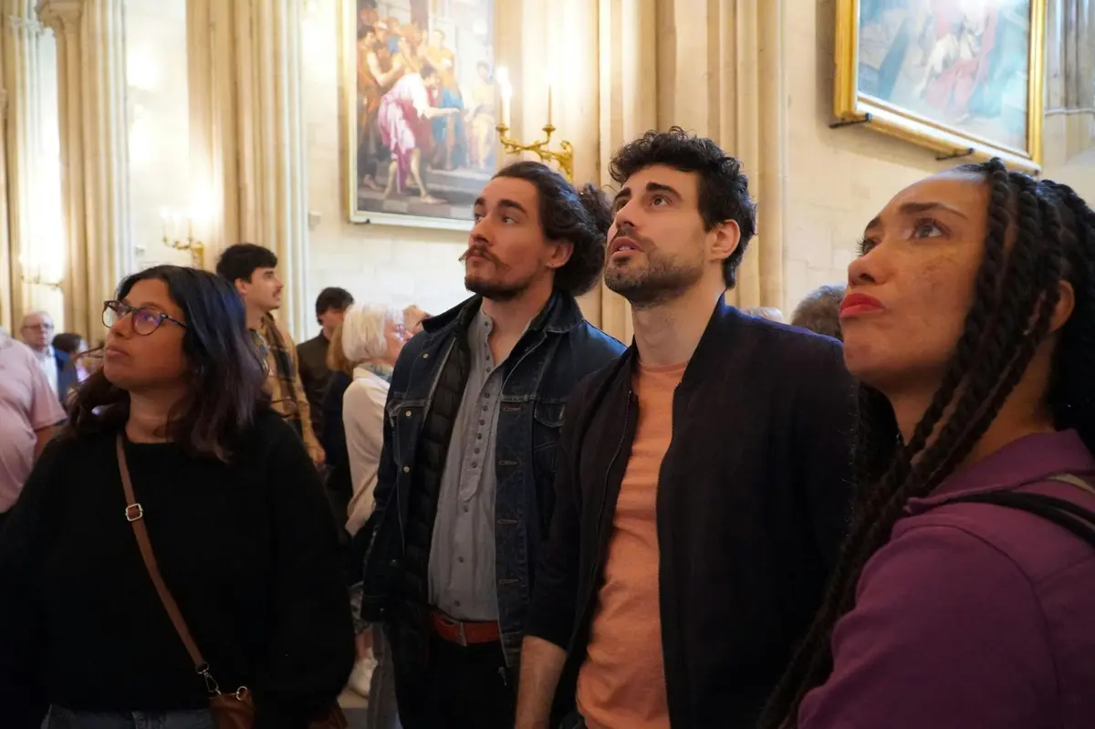 Guide et invités à l'intérieur de la cathédrale
