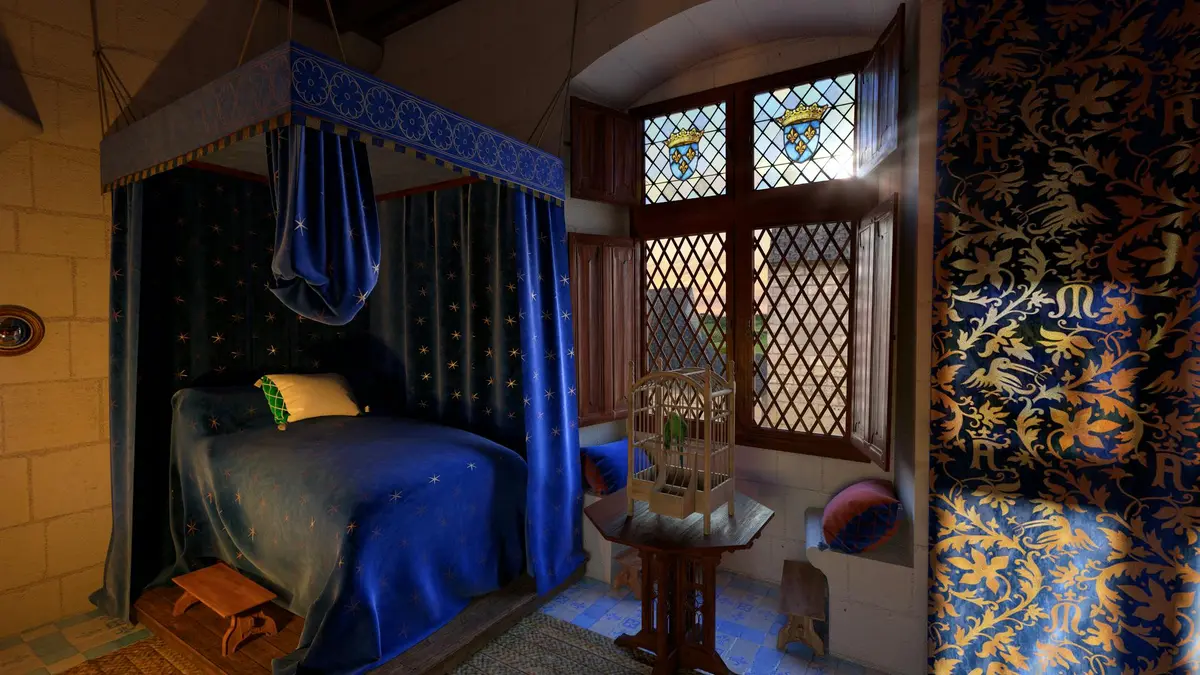 Chambre à coucher de style médiéval avec un lit à baldaquin bleu, une fenêtre en bois ornée, des vitraux et une cage à oiseaux sur une petite table.