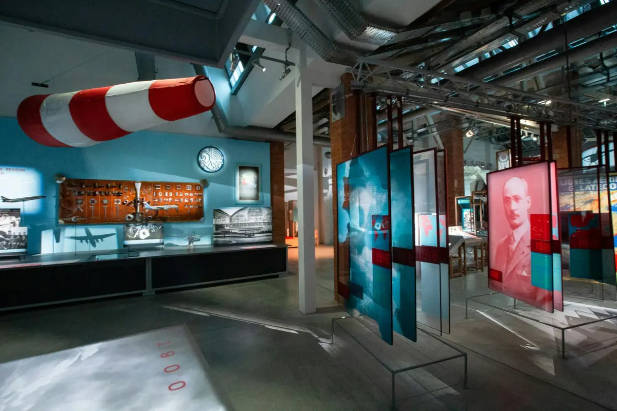 Une exposition en intérieur consacrée à la météo, comprenant une manche à air, des panneaux explicatifs et des objets historiques.