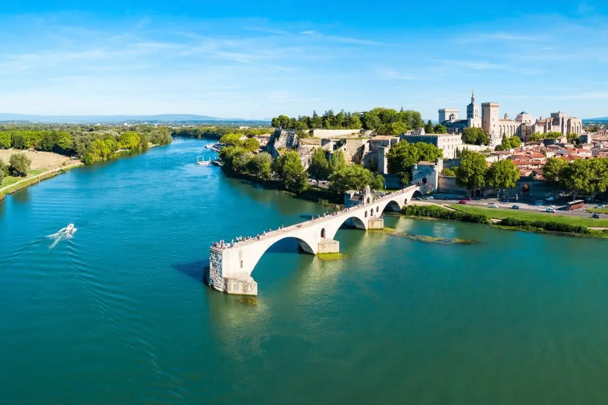 Vue aérienne du pont St Bénezet et du Palais des Papes
