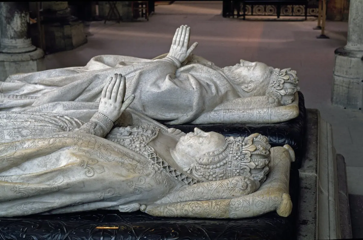 Effigies en marbre orné d'un homme et d'une femme couronnés, allongés côte à côte, les mains en prière.