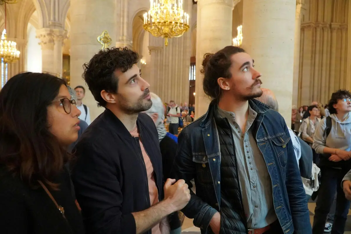 Guide et invités à l'intérieur de la cathédrale