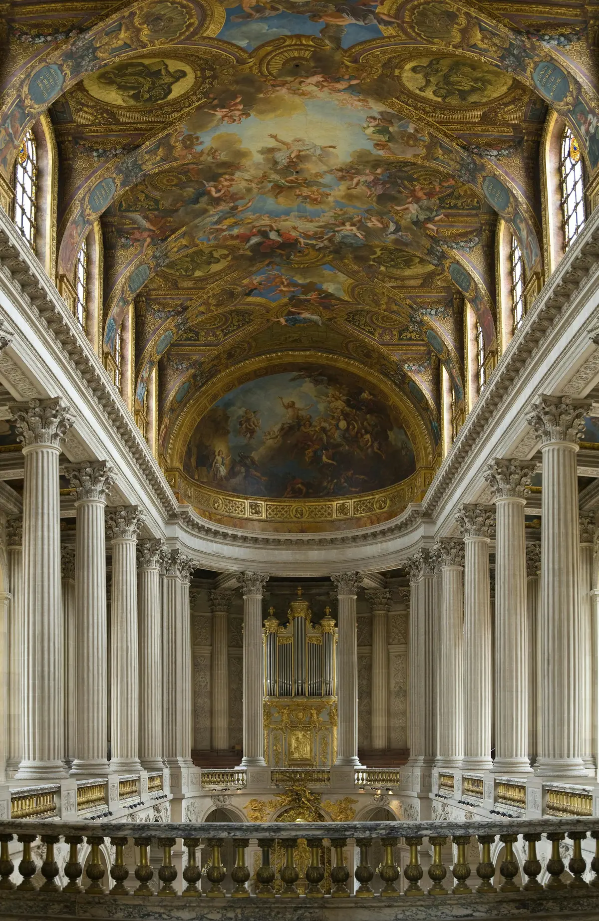 Salle ornée de hautes colonnes, d'un grand plafond orné de fresques élaborées et d'un grand orgue à cadre doré à l'extrémité.