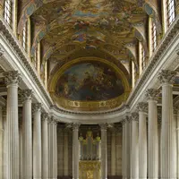 Salle ornée de hautes colonnes, d'un grand plafond orné de fresques élaborées et d'un grand orgue à cadre doré à l'extrémité. &copy; David Iliff