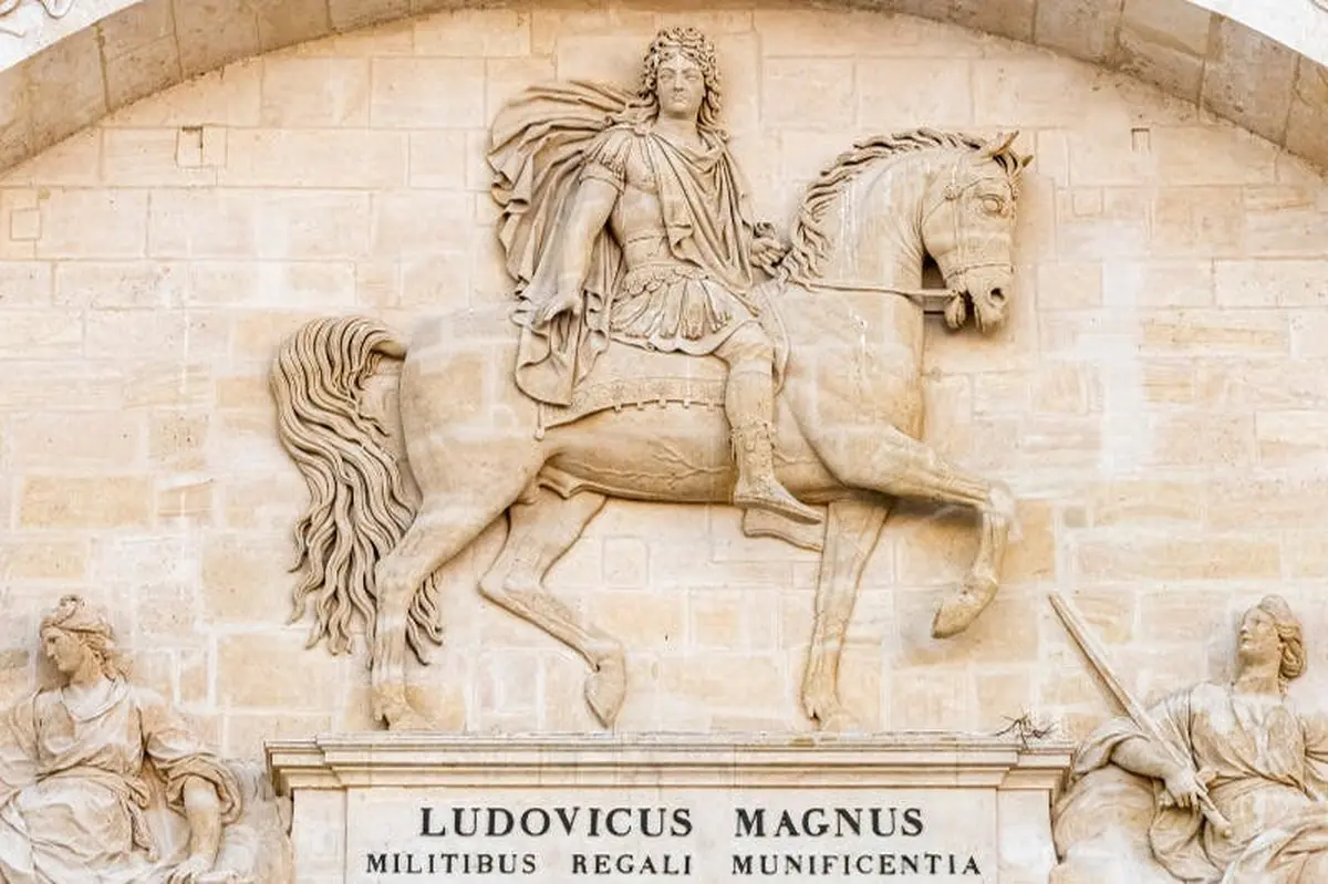 Bas-relief représentant des chevaux, époque de Louis XIV, fondateur de l'Hôtel national des Invalides en 1670