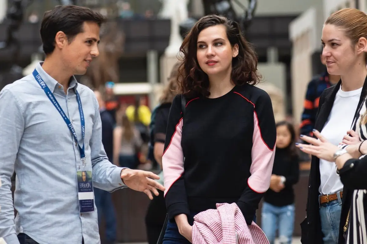 Guide de visite guidant un groupe à travers le musée