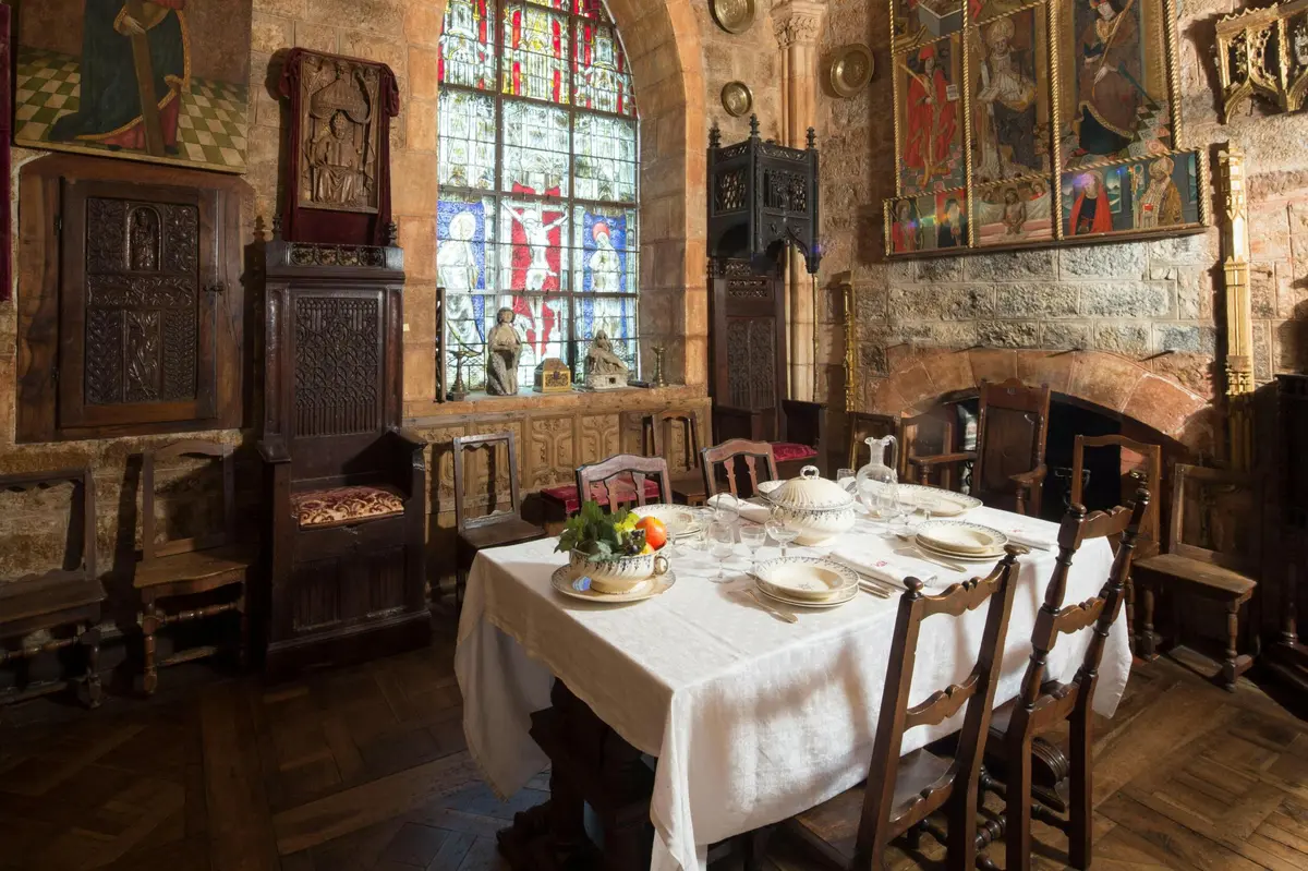 Château de Castelnau-Bretenoux, table dressée dans l'oratoire avec le linge de maison et la vaisselle de Jean Mouliérat