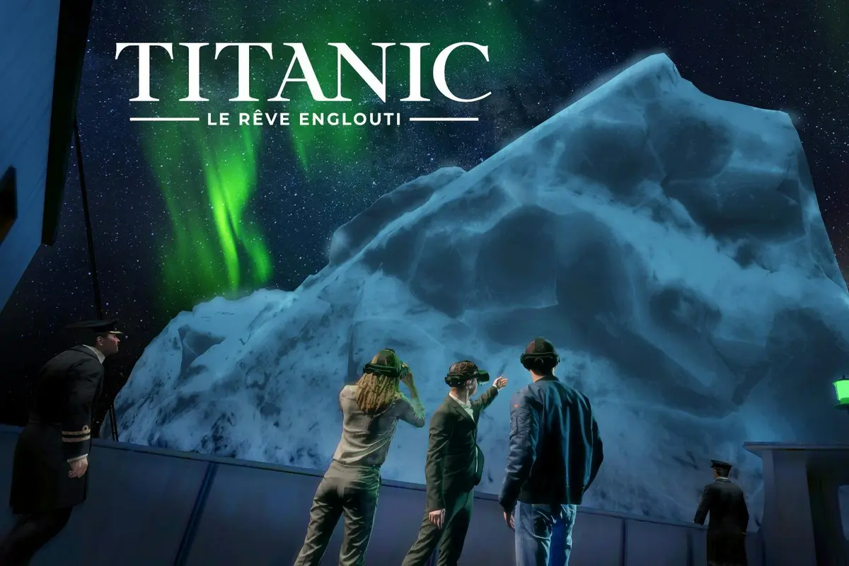 Trois personnes portant des casques VR interagissent devant un grand iceberg sous des aurores vertes. Le texte indique Titanic : Le Rêve Englouti.
