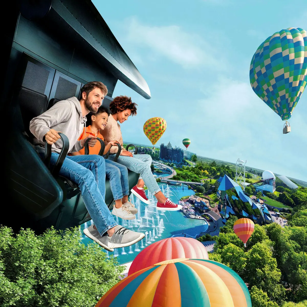 Un homme et deux enfants dans un siège de manège profitant d'une vue panoramique de montgolfières colorées, d'arbres et d'un parc d'attractions en contrebas.
