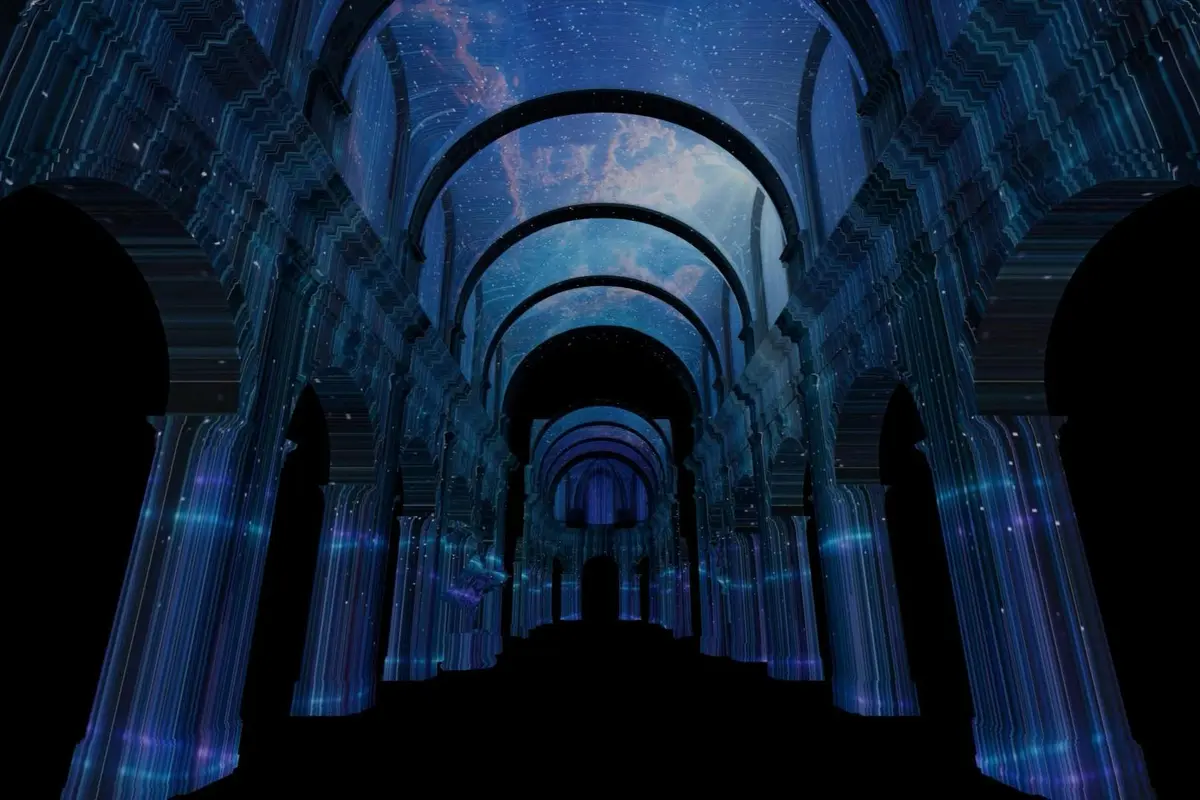Une salle sombre aux plafonds voûtés, éclairée par un ciel étoilé et des motifs cosmiques, créant une atmosphère céleste.