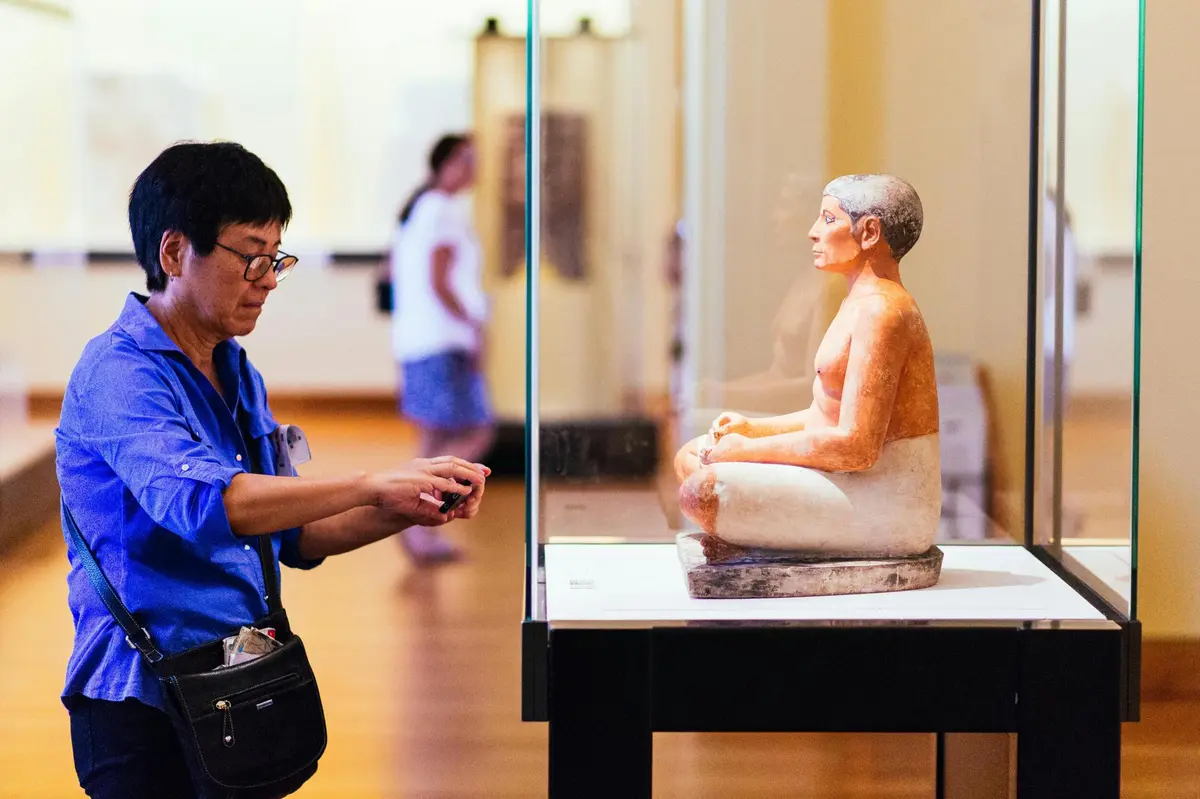 Client prenant une photo à l'intérieur du Louvre