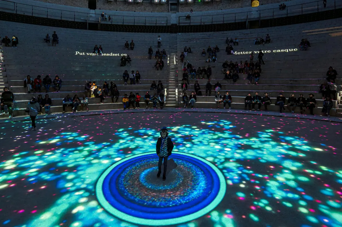 Cercle lumineux invitant à expérimenter la géolocalisation