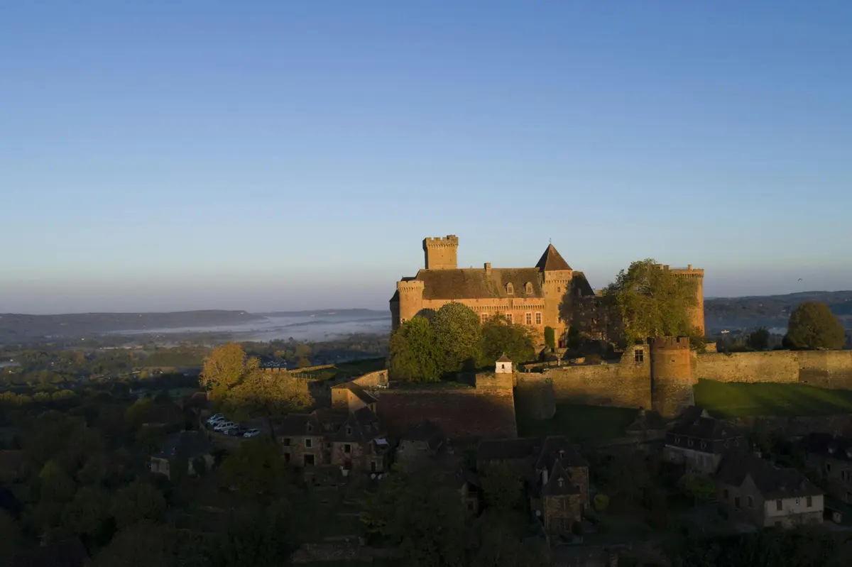 Château de Castelnau-Bretenoux, ensemble sud-ouest et village de Prudhomat