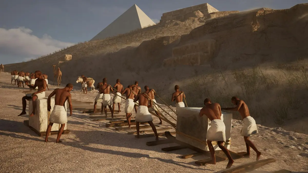 Des ouvriers en pagne tirent un gros bloc de pierre à l'aide de cordes, avec des pyramides et un paysage désertique en arrière-plan.