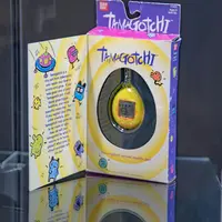 Une boîte de Tamagotchi, avec des illustrations de personnages colorés et la phrase The original virtual reality pet (l'animal de compagnie original de la réalité virtuelle), est présentée. &copy; Villa de Colmar