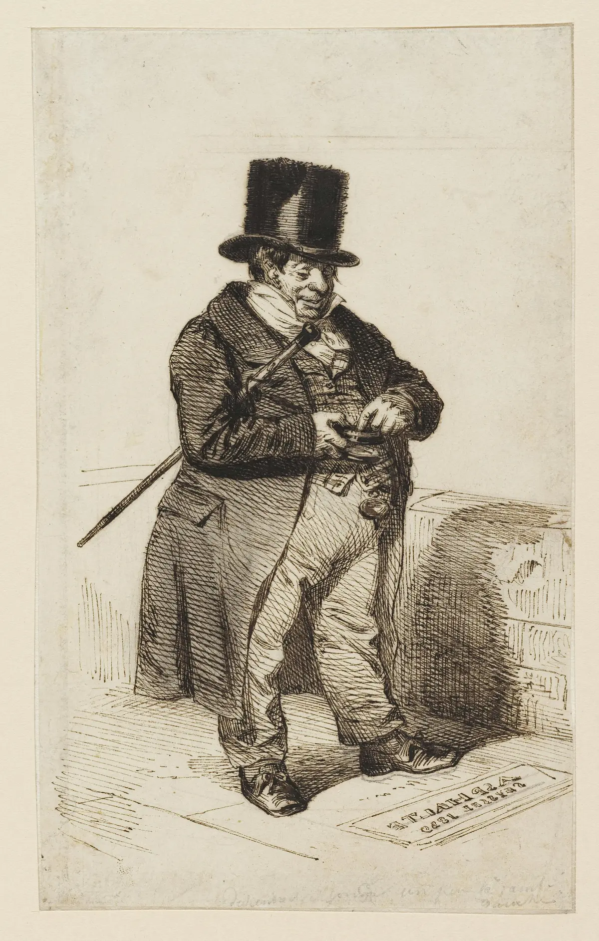 Un homme en costume du XIXe siècle, coiffé d'un haut-de-forme et vêtu d'un long manteau, se tient debout, l'air contemplatif, avec un objet à la main.