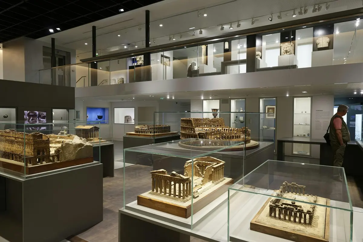 Maquettes d'Auguste Pellet.