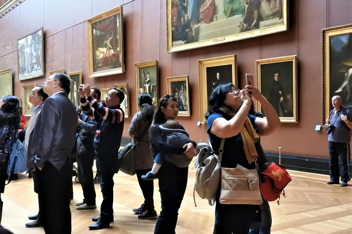 Clients à l'intérieur du musée du Louvre