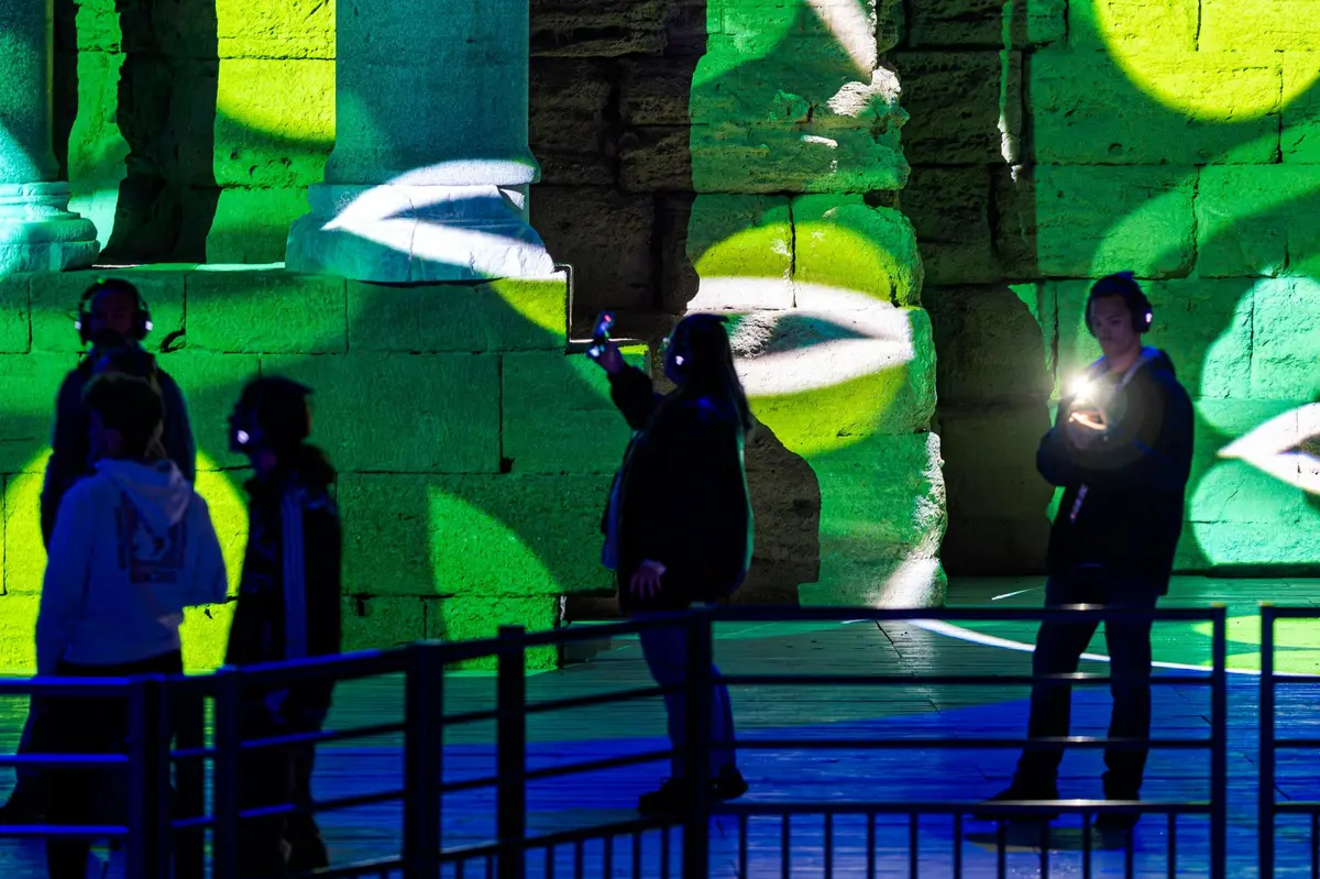 Spectateurs de l'Odyssée Sonore déambulant sur la scène du Théâtre