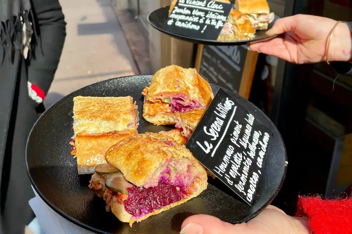 Deux plats servis dans un restaurant avec des panneaux décrivant leur contenu