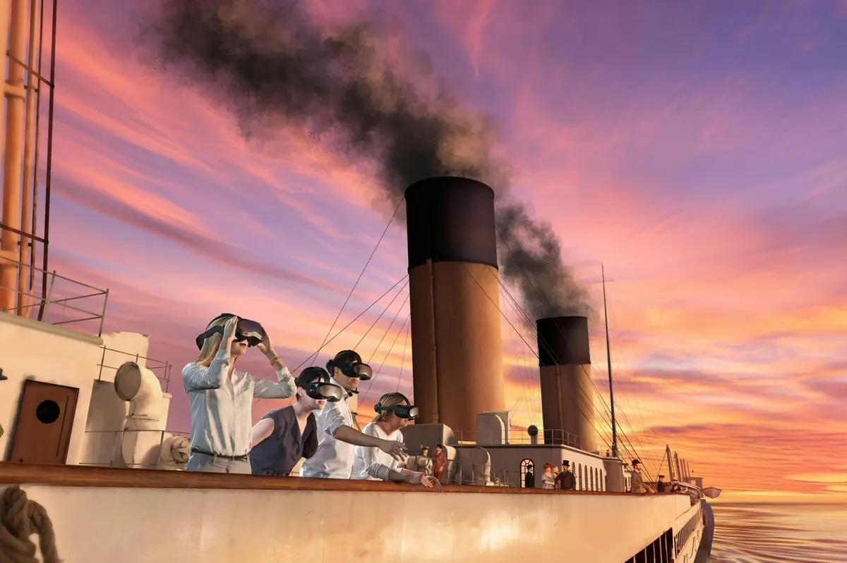 Des personnes sur le pont d'un navire portant des casques de réalité virtuelle, avec les cheminées visibles sous un ciel coloré.